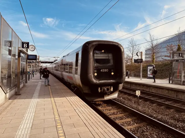 Billede af DSB ET 4390 fotograferet ud for Ørestad Station.
