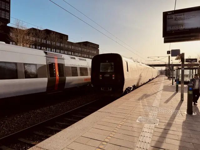 Billede af DSB ET 4391 fotograferet ud for Ørestad Station.