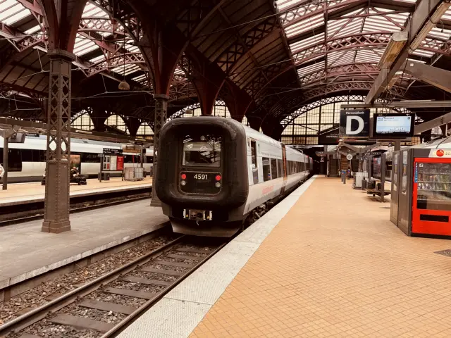Billede af DSB ET 4391 fotograferet ud for København Hovedbanegård.