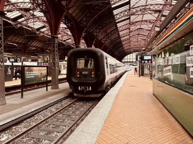 Billede af DSB ET 4397 fotograferet ud for København Hovedbanegård.