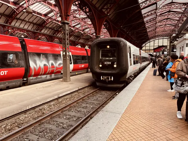 Billede af DSB ET 4399 fotograferet ud for København Hovedbanegård.
