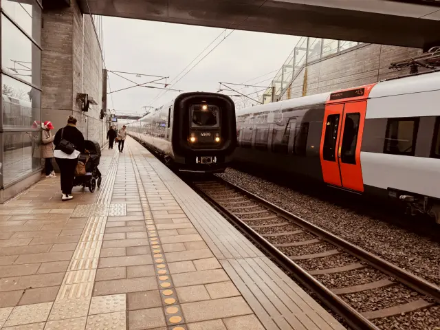 Billede af DSB ET 4399 fotograferet ud for Ørestad Station.