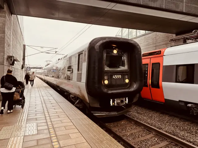 Billede af DSB ET 4399 fotograferet ud for Ørestad Station.