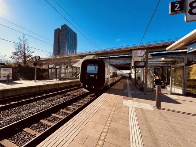 Billede af DSB ET 4400 fotograferet ud for Ørestad Station.