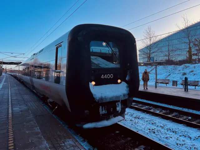 Billede af DSB ET 4400 fotograferet ud for Ørestad Station.
