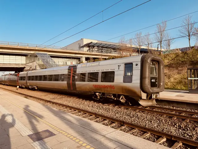 Billede af DSB ET 4402 fotograferet ud for Ørestad Station.