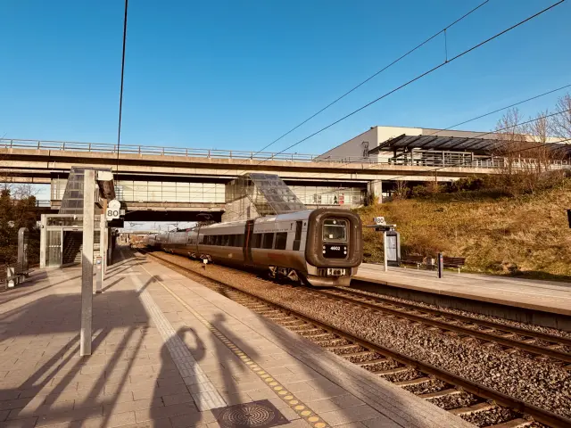 Billede af DSB ET 4402 fotograferet ud for Ørestad Station.