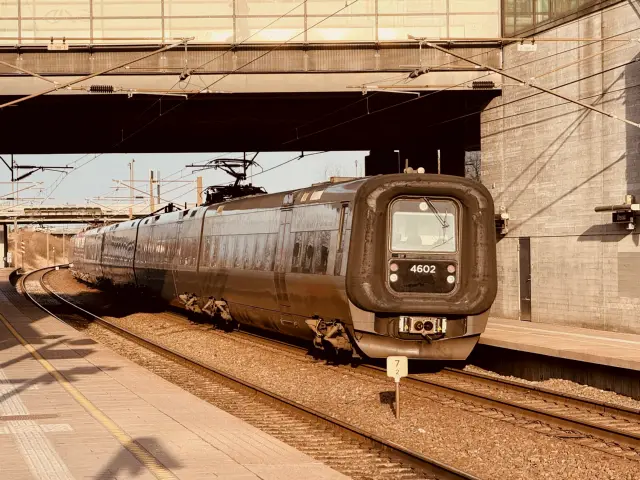 Billede af DSB ET 4402 fotograferet ud for Ørestad Station.