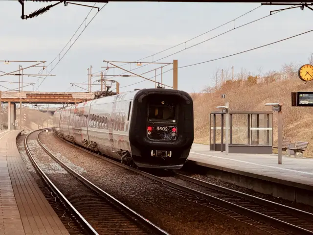 Billede af DSB ET 4402 fotograferet ud for Ørestad Station.