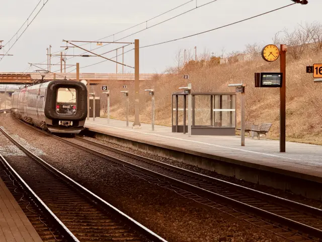 Billede af DSB ET 4402 fotograferet ud for Ørestad Station.