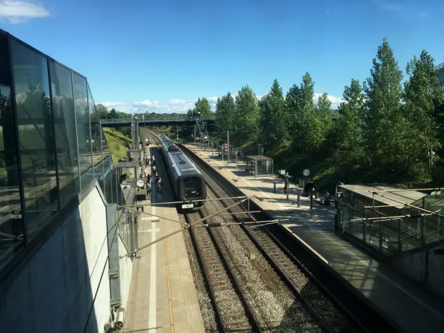 Billede af DSB ET 4405 fotograferet ud for Ørestad Station.