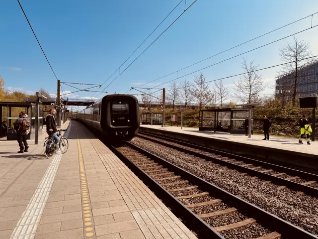 Billede af DSB ET 4405 fotograferet ud for Ørestad Station.