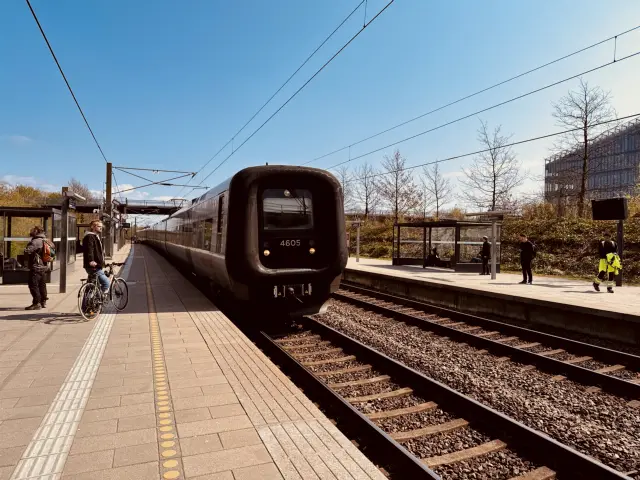 Billede af DSB ET 4405 fotograferet ud for Ørestad Station.