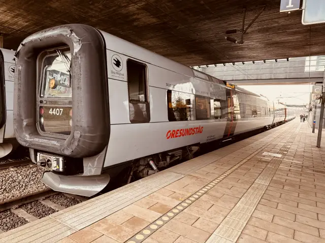 Billede af DSB ET 4407 fotograferet ud for Ørestad Station.