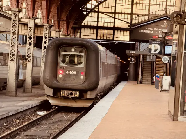 Billede af DSB ET 4408 fotograferet ud for København Hovedbanegård.