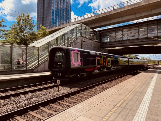 Billede af DSB ET 4409 fotograferet ud for Ørestad Station.