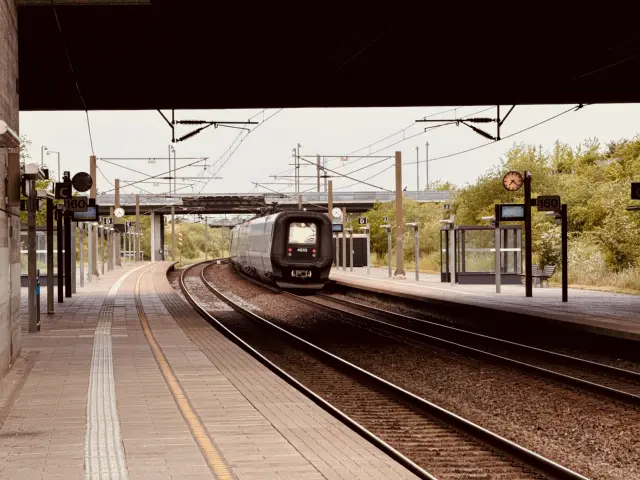 Billede af DSB ET 4410 fotograferet ud for Ørestad Station.