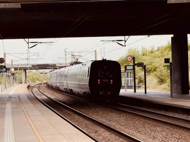 Billede af DSB ET 4410 fotograferet ud for Ørestad Station.