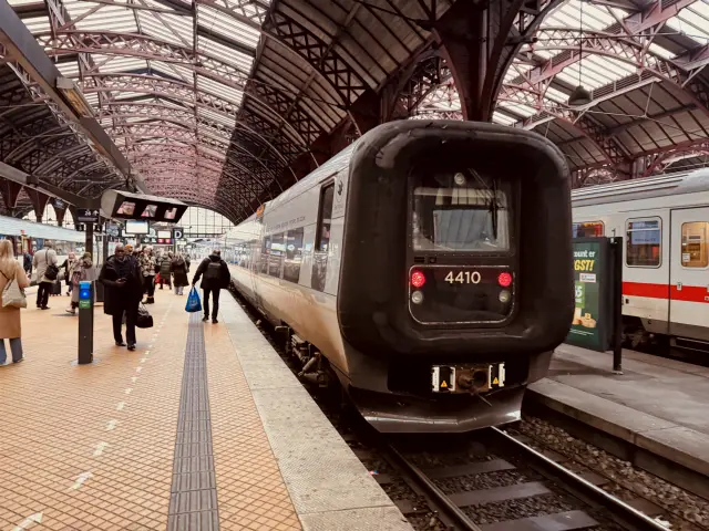 Billede af DSB ET 4410 fotograferet ud for København Hovedbanegård.