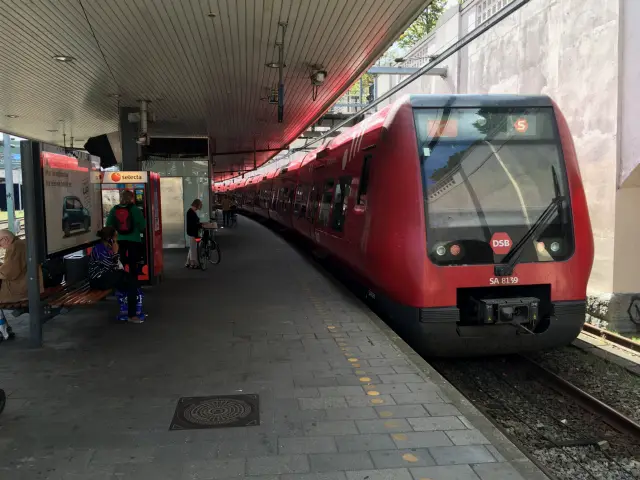 Billede af DSB SA 8139 fotograferet ud for Vesterport Station.
