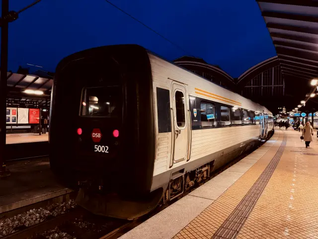 Billede af DSB MF 5002 fotograferet ud for København Hovedbanegård.