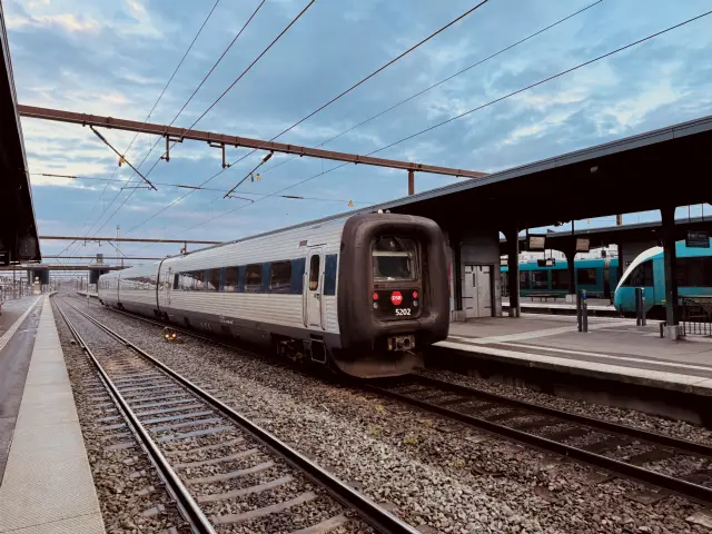 Billede af DSB MF 5002 fotograferet ud for Odense Banegård Center.