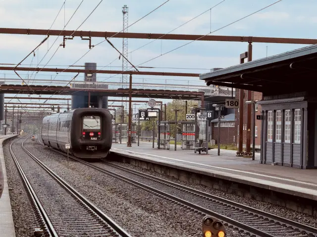 Billede af DSB MF 5002 fotograferet ud for Odense Banegård Center.