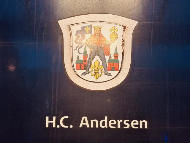 Billede af Odenses byvåben og navngivet "H.C. Andersen" på siden af DSB MF 5003 fotograferet ud for Odense Banegård Center.
