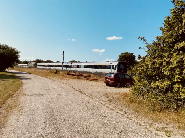 Billede af DSB MF 5004 fotograferet ud for Ellidshøj Station.