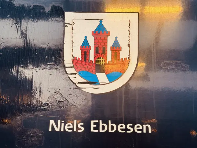 Billede af Randers byvåben og navngivet "Niels Ebbesen" på siden af DSB MF 5004 fotograferet ud for København Hovedbanegård.