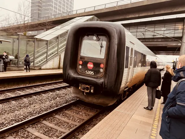 Billede af DSB MF 5005 fotograferet ud for Ørestad Station.