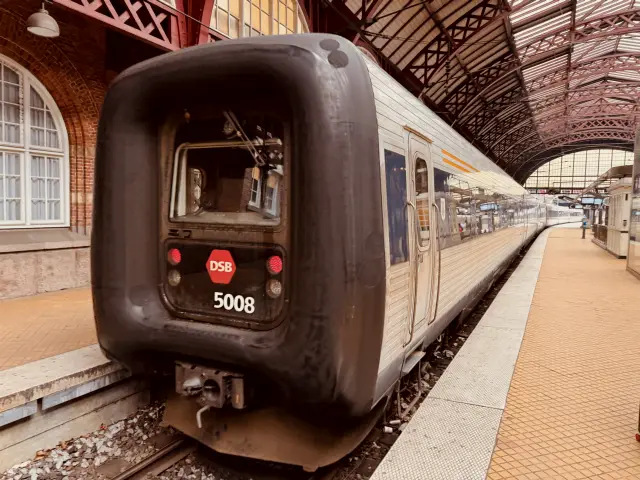 Billede af DSB MF 5008 fotograferet ud for København Hovedbanegård.