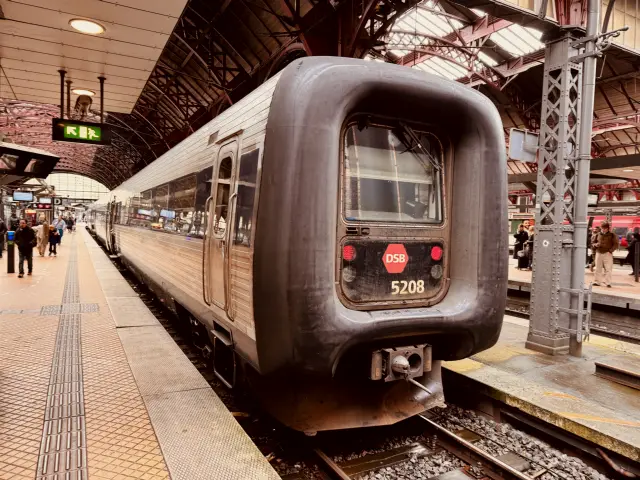 Billede af DSB MF 5008 fotograferet ud for København Hovedbanegård.