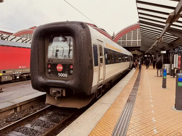 Billede af DSB MF 5008 fotograferet ud for København Hovedbanegård.