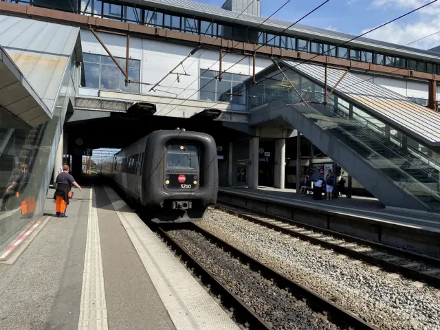Billede af DSB MF 5010 fotograferet ud for Odense Banegård Center.