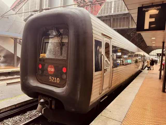 Billede af DSB MF 5010 fotograferet ud for København Hovedbanegård.