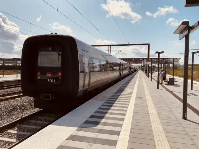 Billede af DSB MF 5011 fotograferet ud for Køge Nord Station.