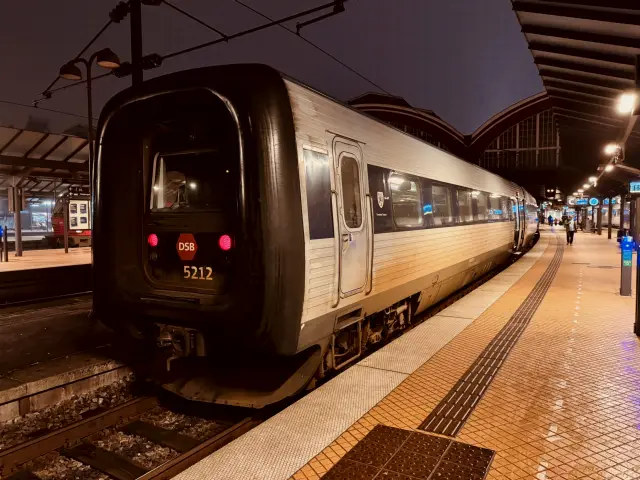 Billede af DSB MF 5012 fotograferet ud for København Hovedbanegård.