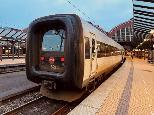 Billede af DSB MF 5014 fotograferet ud for København Hovedbanegård.
