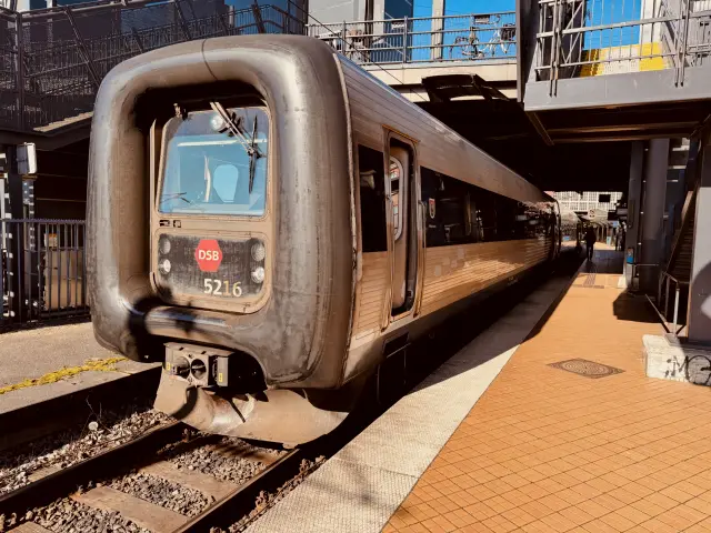 Billede af DSB MF 5016 fotograferet ud for København Hovedbanegård.