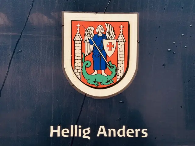 Billede af Slagelses byvåben og navngivet "Hellig Anders" på siden af DSB MF 5016 fotograferet ud for København Hovedbanegård.