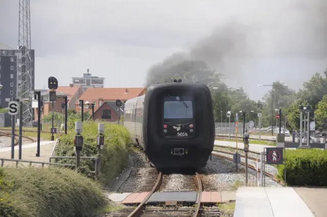 Billede af DSB MF 5016 fotograferet ud for Hjørring Station.