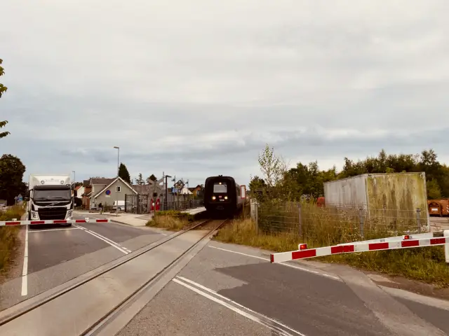 Billede af DSB MF 5016 fotograferet ud for Stenstrup Syd Station.