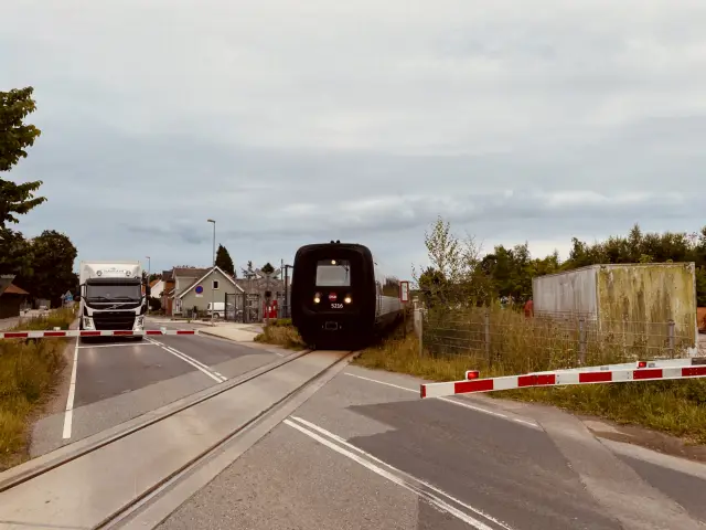Billede af DSB MF 5016 fotograferet ud for Stenstrup Syd Station.