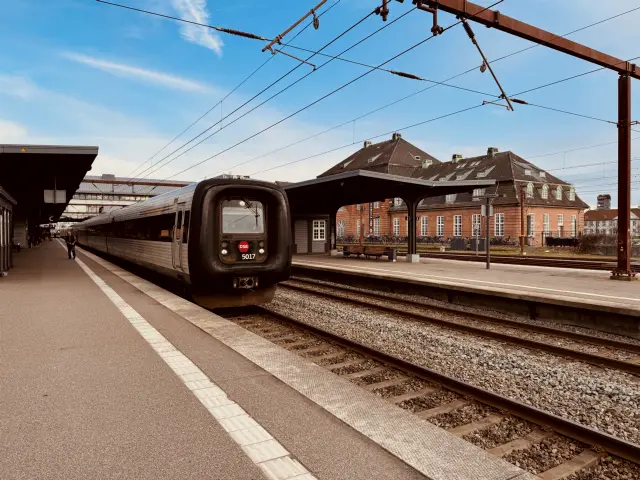 Billede af DSB MF 5017 fotograferet ud for Odense Banegård Center.