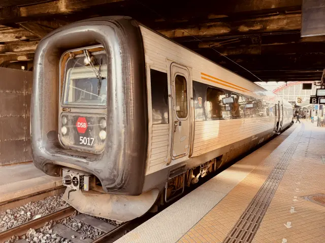 Billede af DSB MF 5017 fotograferet ud for København Hovedbanegård.