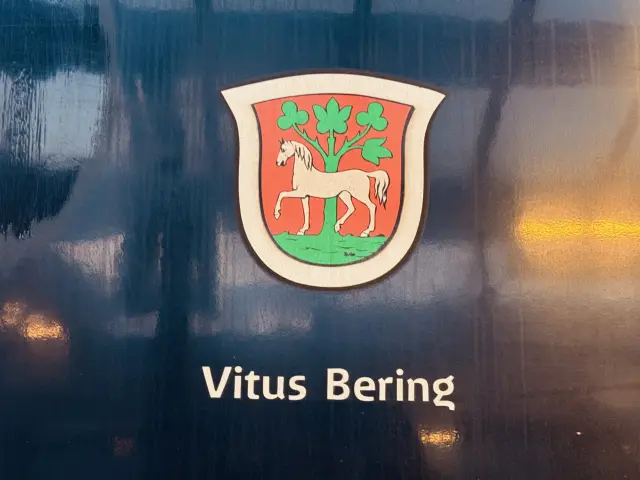 Billede af Horsens byvåben og navngivet "Vitus Bering" på siden af DSB MF 5017 fotograferet ud for København Hovedbanegård.