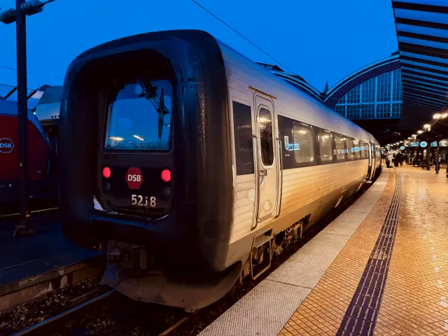 Billede af DSB MF 5018 fotograferet ud for København Hovedbanegård.