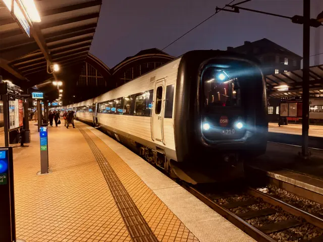 Billede af DSB MF 5019 fotograferet ud for København Hovedbanegård.