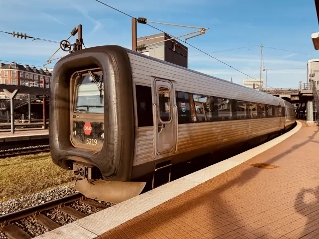 Billede af DSB MF 5019 fotograferet ud for København Hovedbanegård.